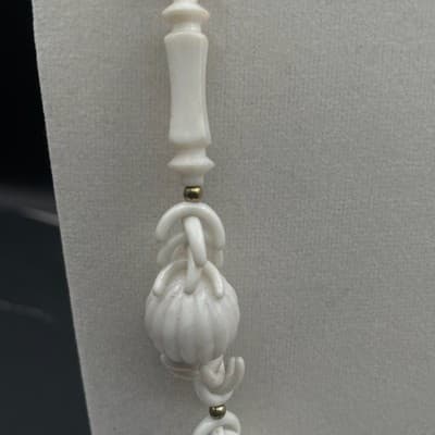 Vintage White Plastic Carved Bead Necklace Barrel Link Ribbed Melon Long 24" - Thumbnail 4