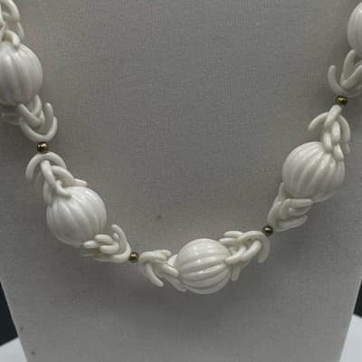 Vintage White Plastic Carved Bead Necklace Barrel Link Ribbed Melon Long 24" - Thumbnail 5