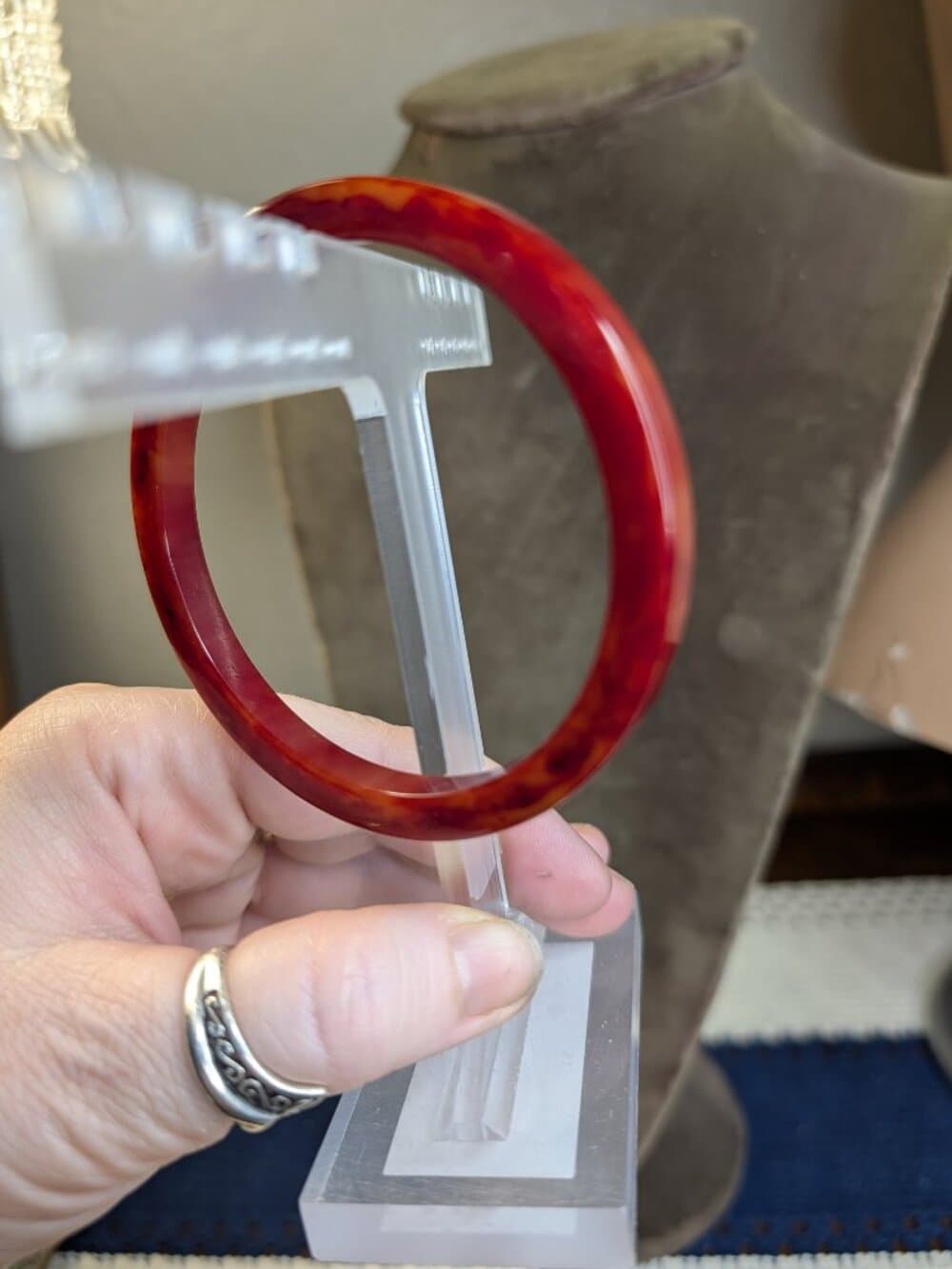 Vintage Red Marbled Bakelite Bangle Bracelet Single - Thumbnail 5