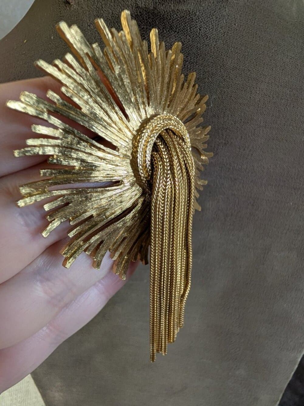 Rare Vintage Monet Gorgeous Gold Tone Sunburst Brooch Fringe Tassels - Thumbnail 4