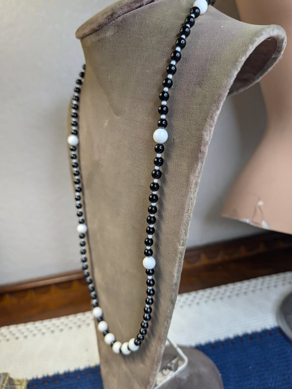 Vintage Black and White Glass Beaded Necklace Ornate Clasp - Thumbnail 4