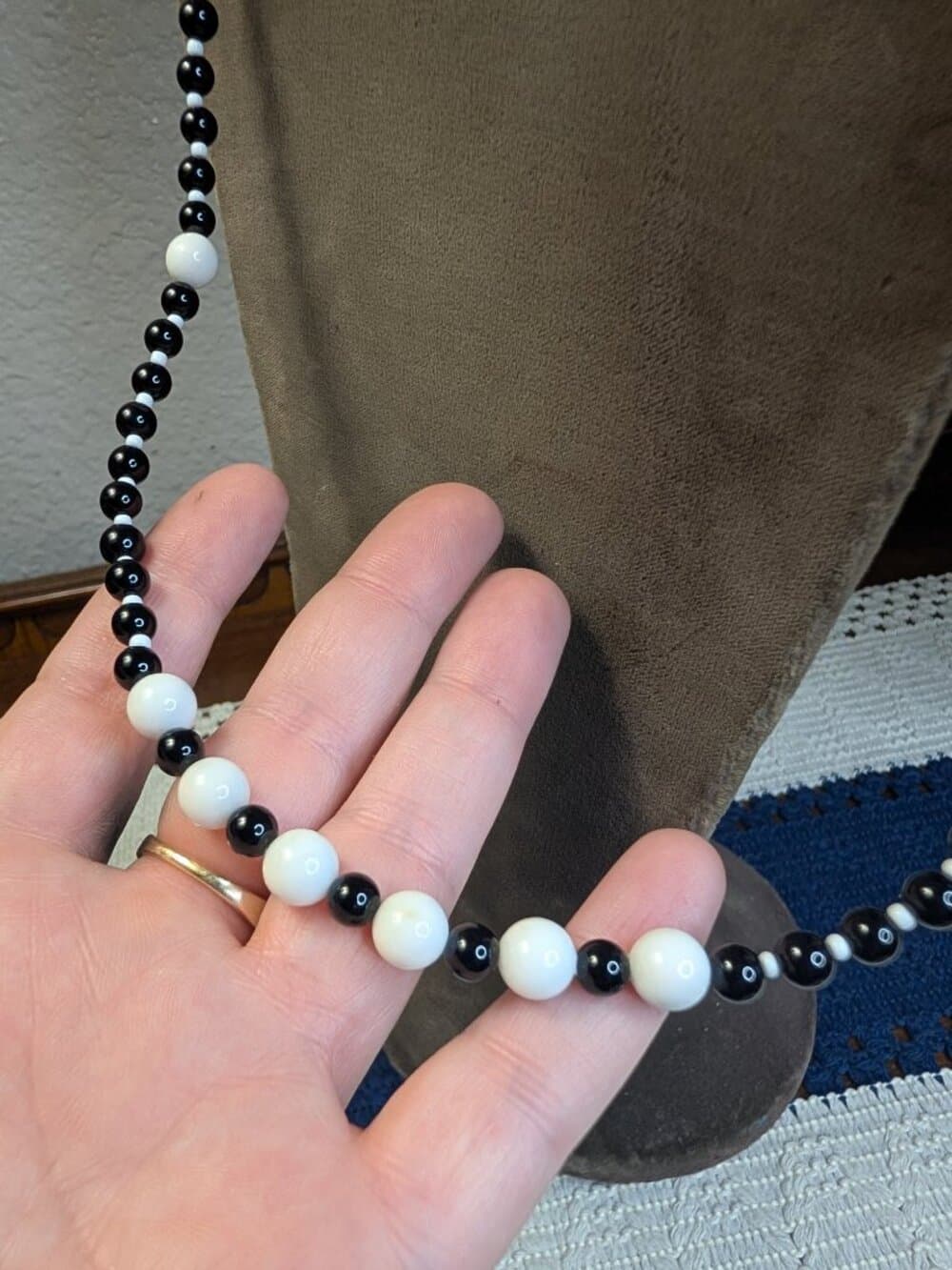 Vintage Black and White Glass Beaded Necklace Ornate Clasp - Thumbnail 6