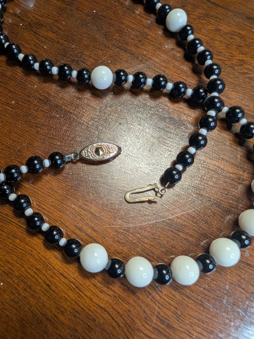 Vintage Black and White Glass Beaded Necklace Ornate Clasp - Thumbnail 7