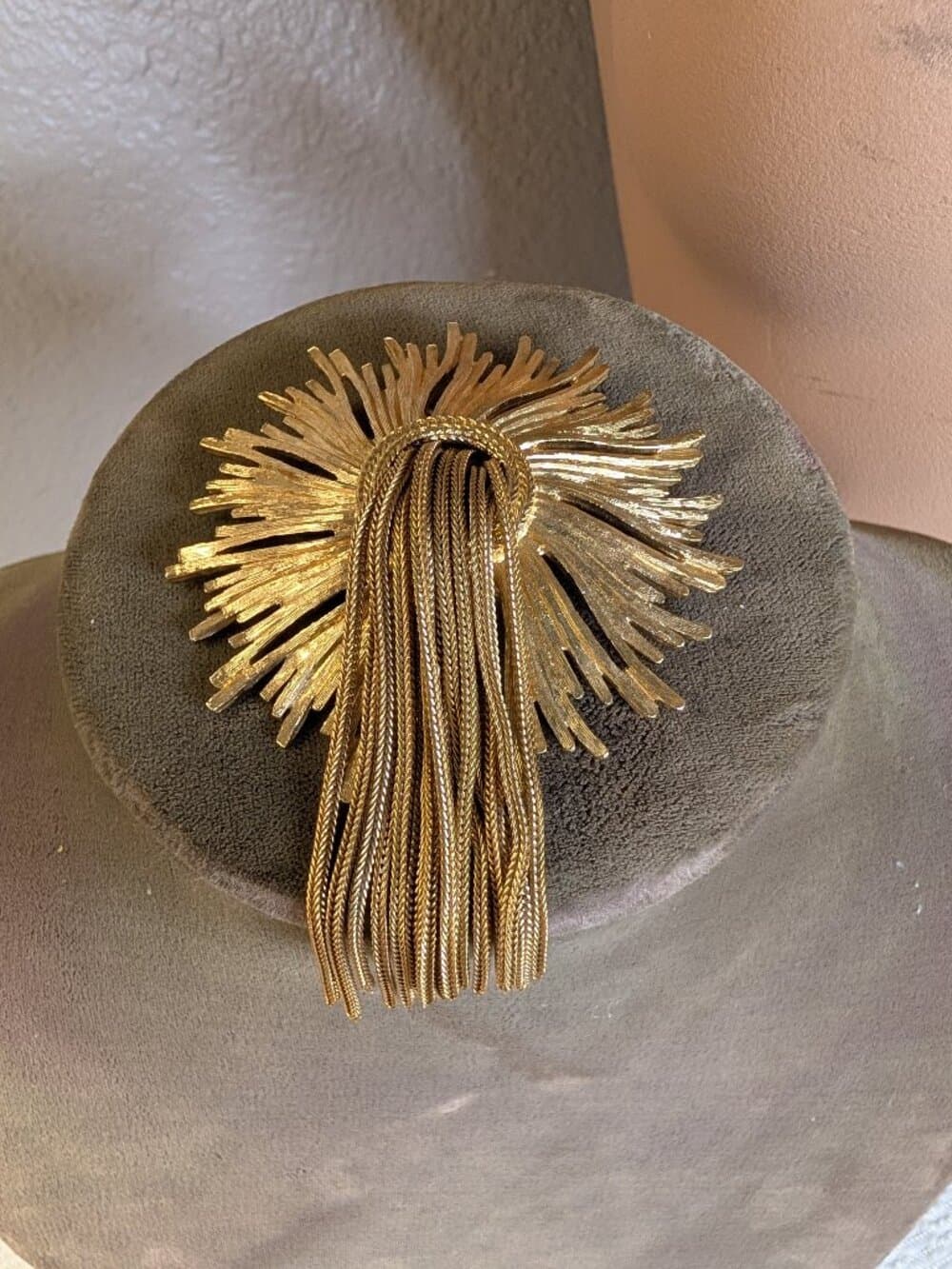 Rare Vintage Monet Gorgeous Gold Tone Sunburst Brooch Fringe Tassels - Thumbnail 2