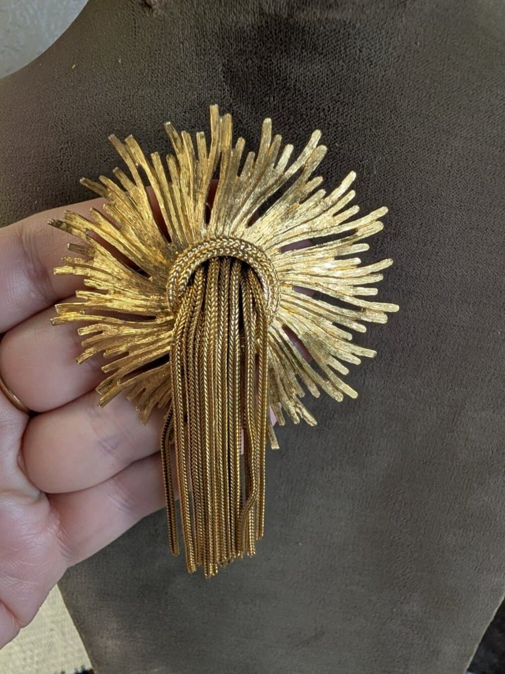 Rare Vintage Monet Gorgeous Gold Tone Sunburst Brooch Fringe Tassels - Thumbnail 5