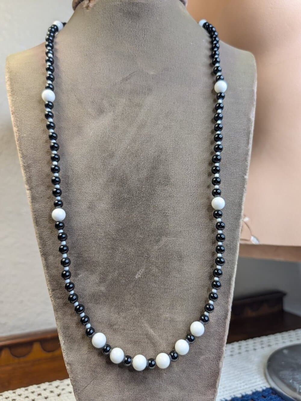 Vintage Black and White Glass Beaded Necklace Ornate Clasp - Thumbnail 2