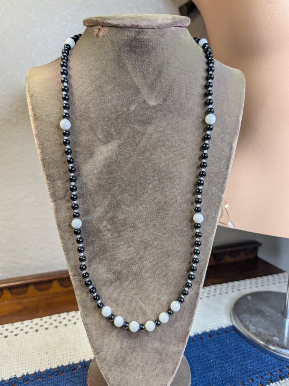 Vintage Black and White Glass Beaded Necklace Ornate Clasp - Thumbnail 3