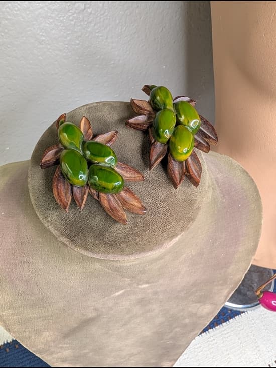 Vintage Carved Wood Floral Leaf And Green Swirl Bakelite Shoe Clips Rare - Thumbnail 10