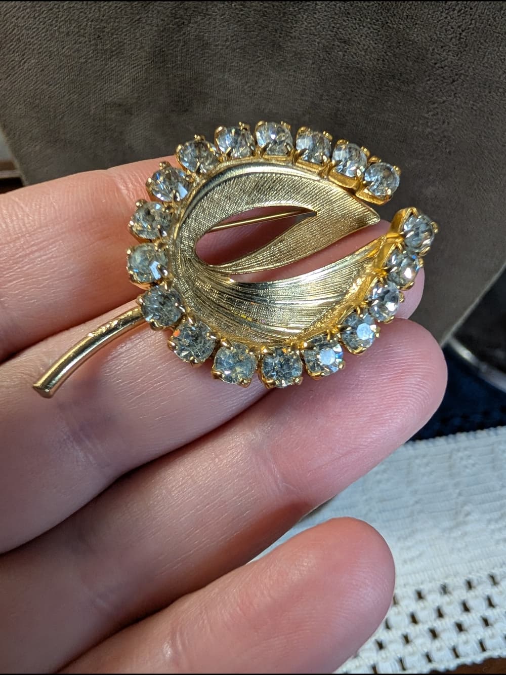 Vintage Gold Tone Leaf Crystal Brooch - Floral with Clear Rhinestones Formal - Thumbnail 4