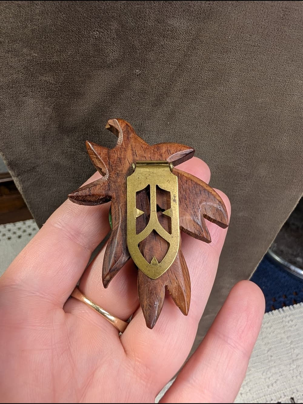Vintage Carved Wood Floral Leaf And Green Swirl Bakelite Shoe Clips Rare - Thumbnail 5