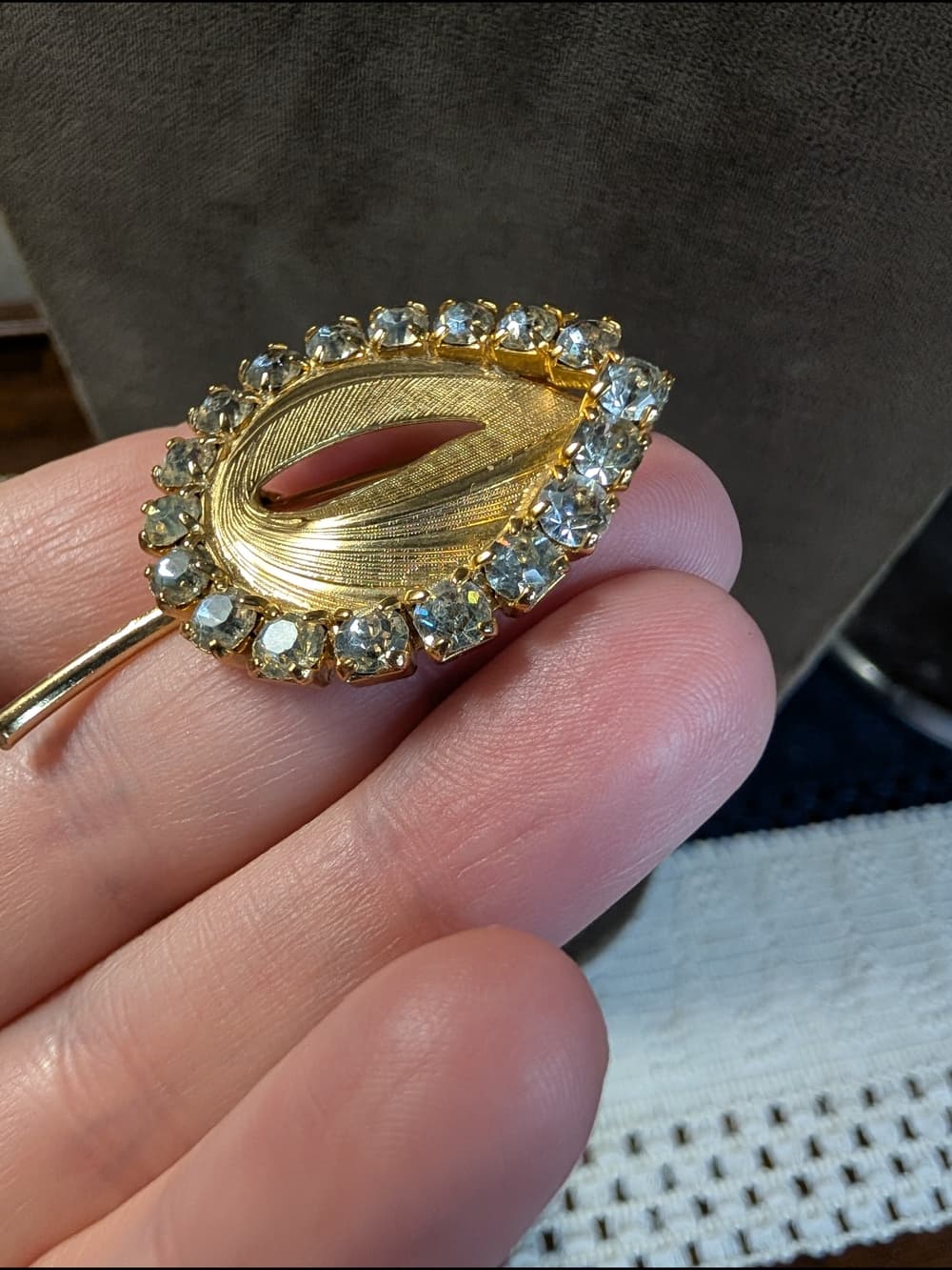 Vintage Gold Tone Leaf Crystal Brooch - Floral with Clear Rhinestones Formal - Thumbnail 5