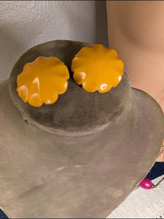 Bakelite Scalloped Edge Round Clip-On Earrings — Butterscotch Yellow - Thumbnail 13