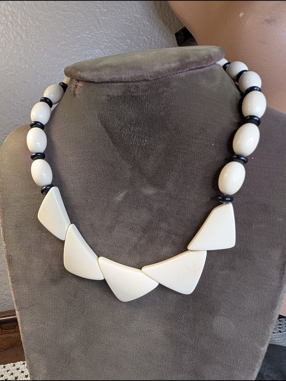 Vintage 80s Off White And Black Statement Geometric Acrylic Necklace - Thumbnail 5