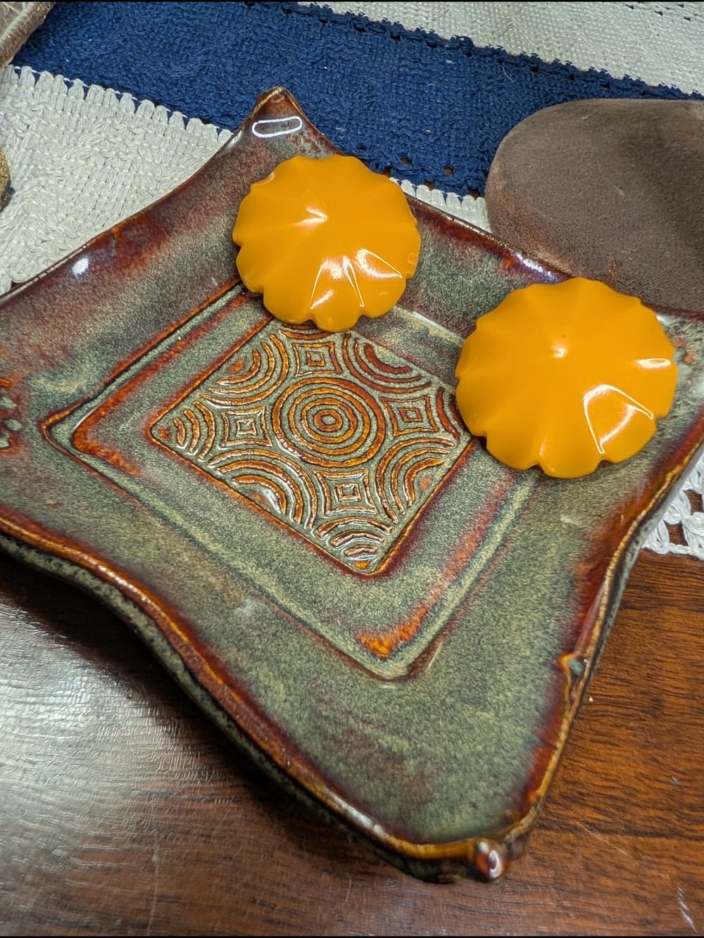 Bakelite Scalloped Edge Round Clip-On Earrings — Butterscotch Yellow - Thumbnail 8
