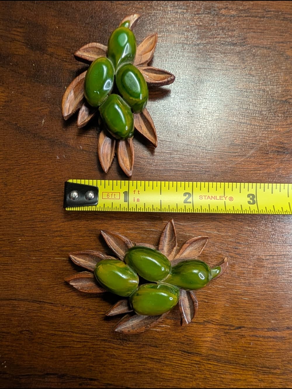 Vintage Carved Wood Floral Leaf And Green Swirl Bakelite Shoe Clips Rare - Thumbnail 7