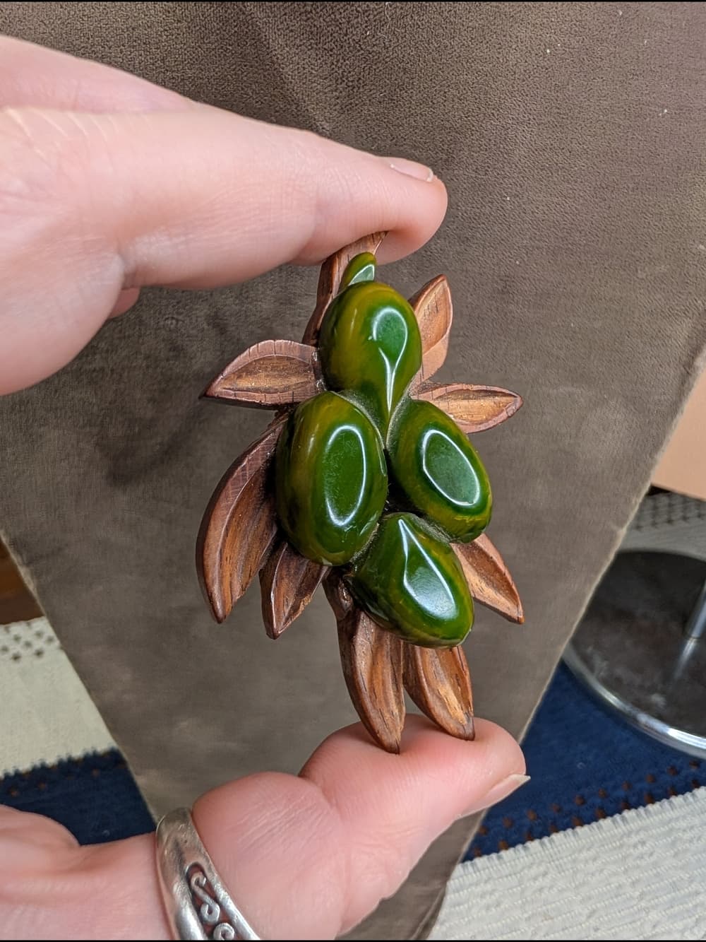 Vintage Carved Wood Floral Leaf And Green Swirl Bakelite Shoe Clips Rare - Thumbnail 4