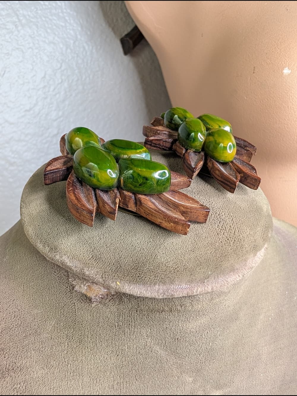 Vintage Carved Wood Floral Leaf And Green Swirl Bakelite Shoe Clips Rare - Thumbnail 2