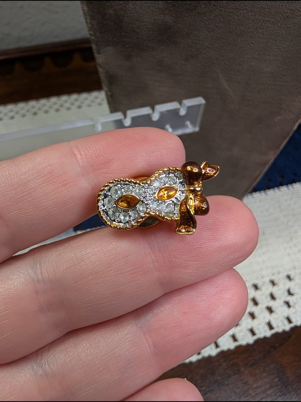 Vintage 1999 Swarovski Crystal Masquerade Mask Lapel Pin Or Tie Tack Gold Tone - Thumbnail 4