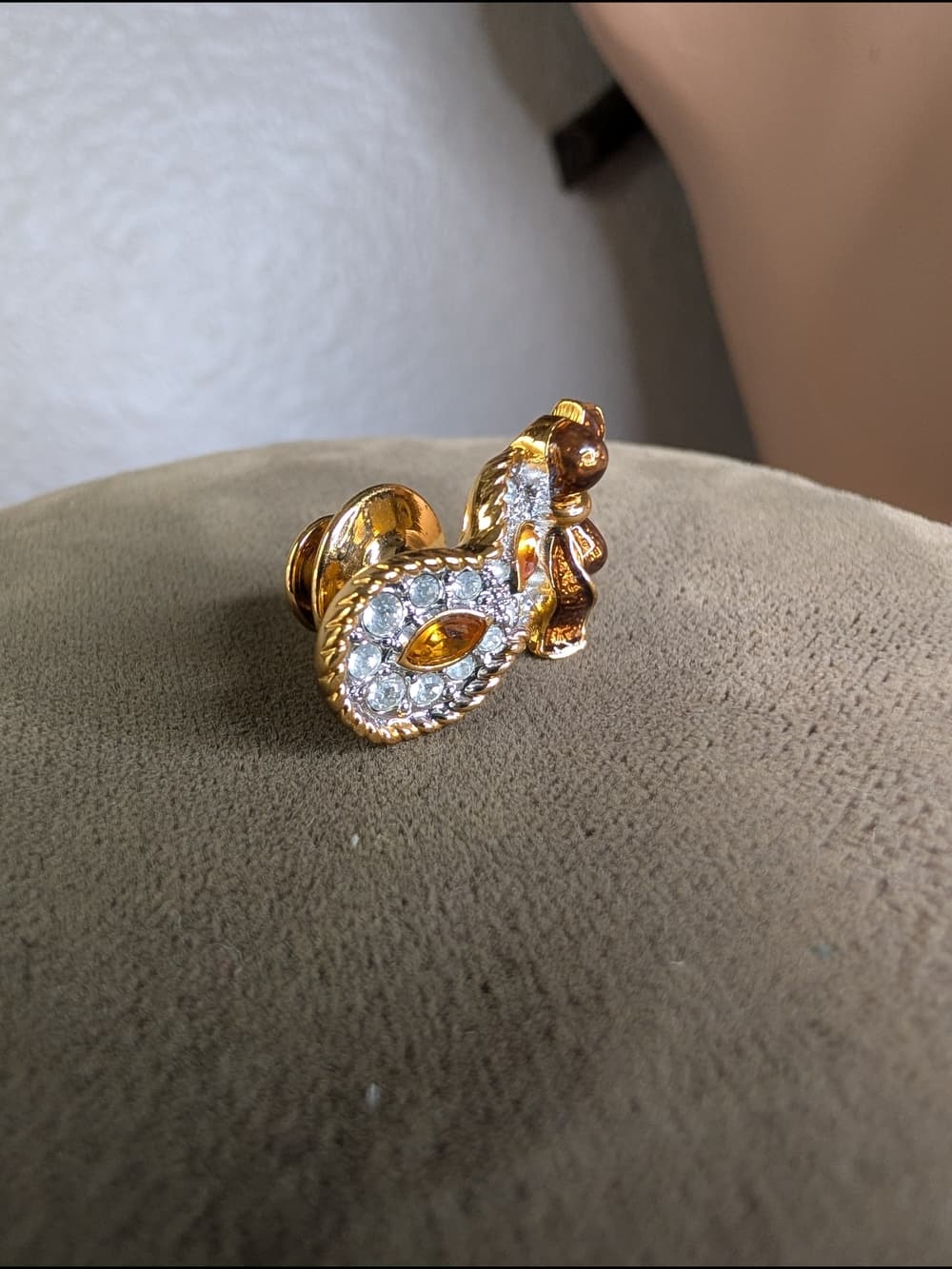 Vintage 1999 Swarovski Crystal Masquerade Mask Lapel Pin Or Tie Tack Gold Tone - Thumbnail 3