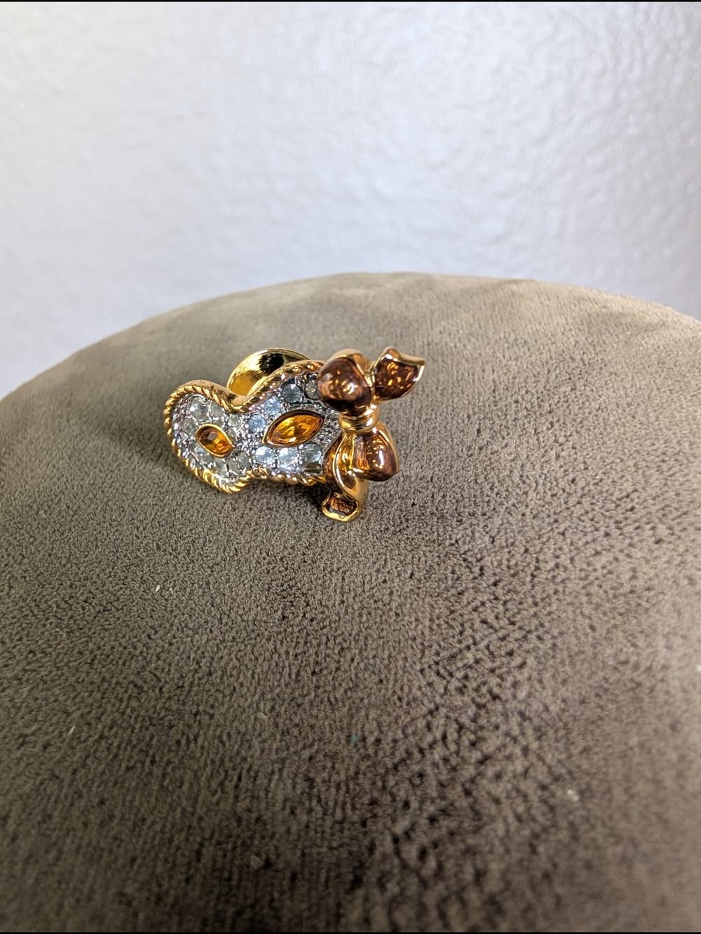 Vintage 1999 Swarovski Crystal Masquerade Mask Lapel Pin Or Tie Tack Gold Tone - Thumbnail 2