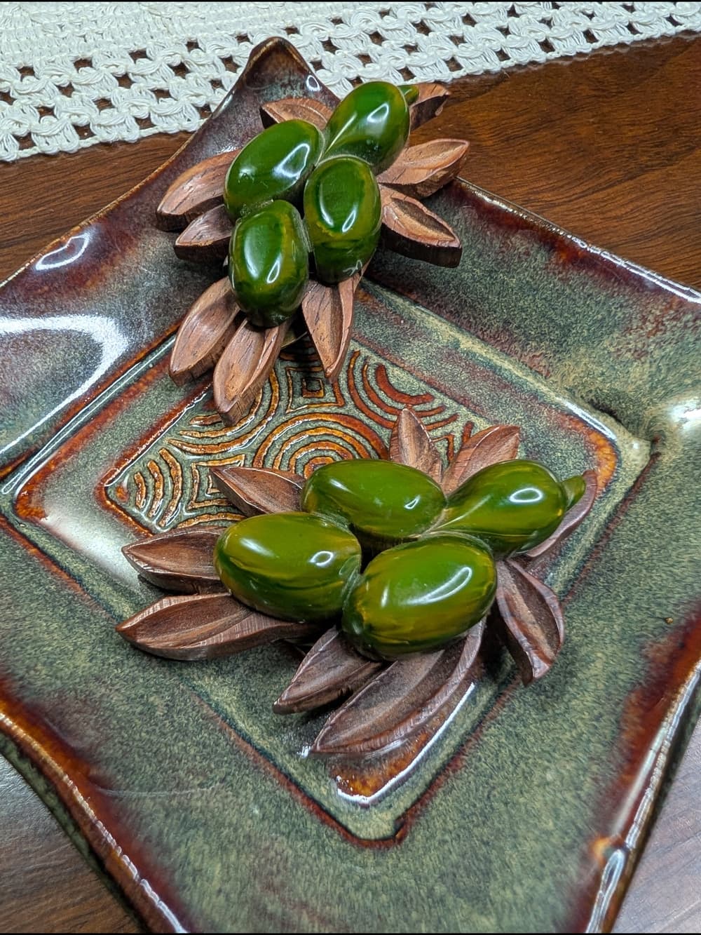 Vintage Carved Wood Floral Leaf And Green Swirl Bakelite Shoe Clips Rare - Thumbnail 6