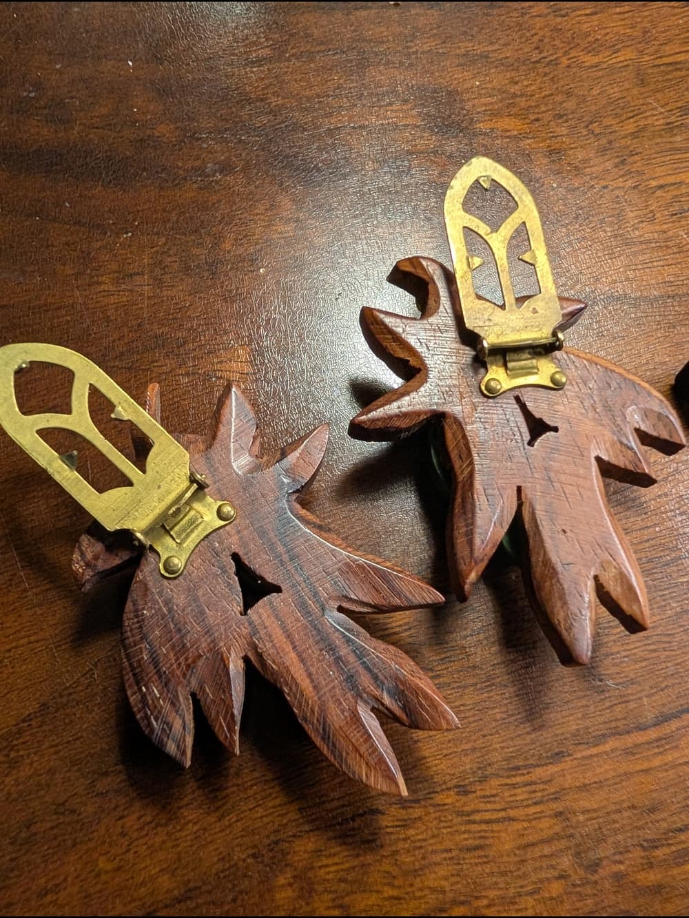 Vintage Carved Wood Floral Leaf And Green Swirl Bakelite Shoe Clips Rare - Thumbnail 8