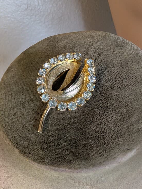 Vintage Gold Tone Leaf Crystal Brooch - Floral with Clear Rhinestones Formal - Thumbnail 9