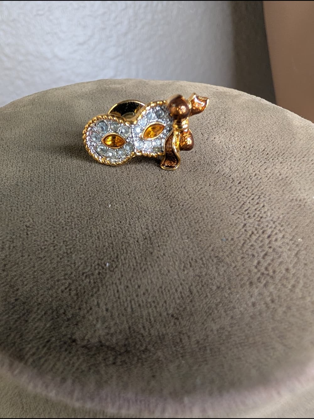 Vintage 1999 Swarovski Crystal Masquerade Mask Lapel Pin Or Tie Tack Gold Tone - Thumbnail 8