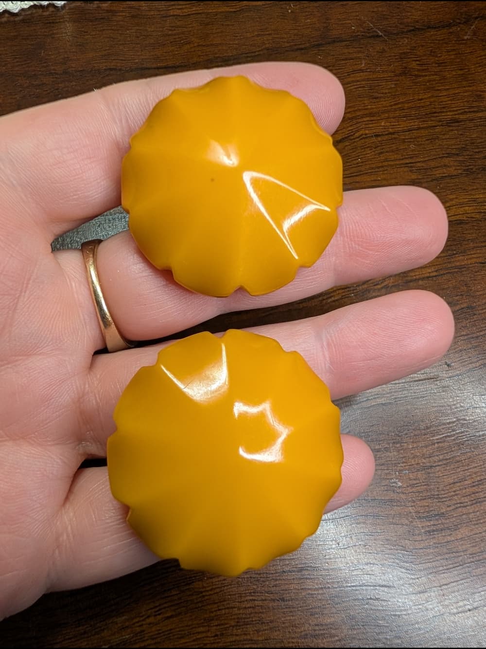 Bakelite Scalloped Edge Round Clip-On Earrings — Butterscotch Yellow - Thumbnail 4