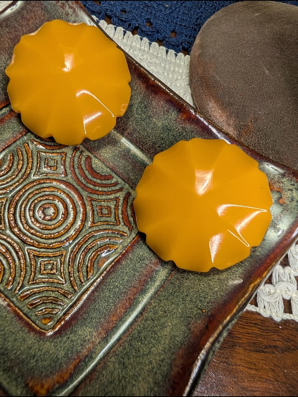 Bakelite Scalloped Edge Round Clip-On Earrings — Butterscotch Yellow - Thumbnail 9