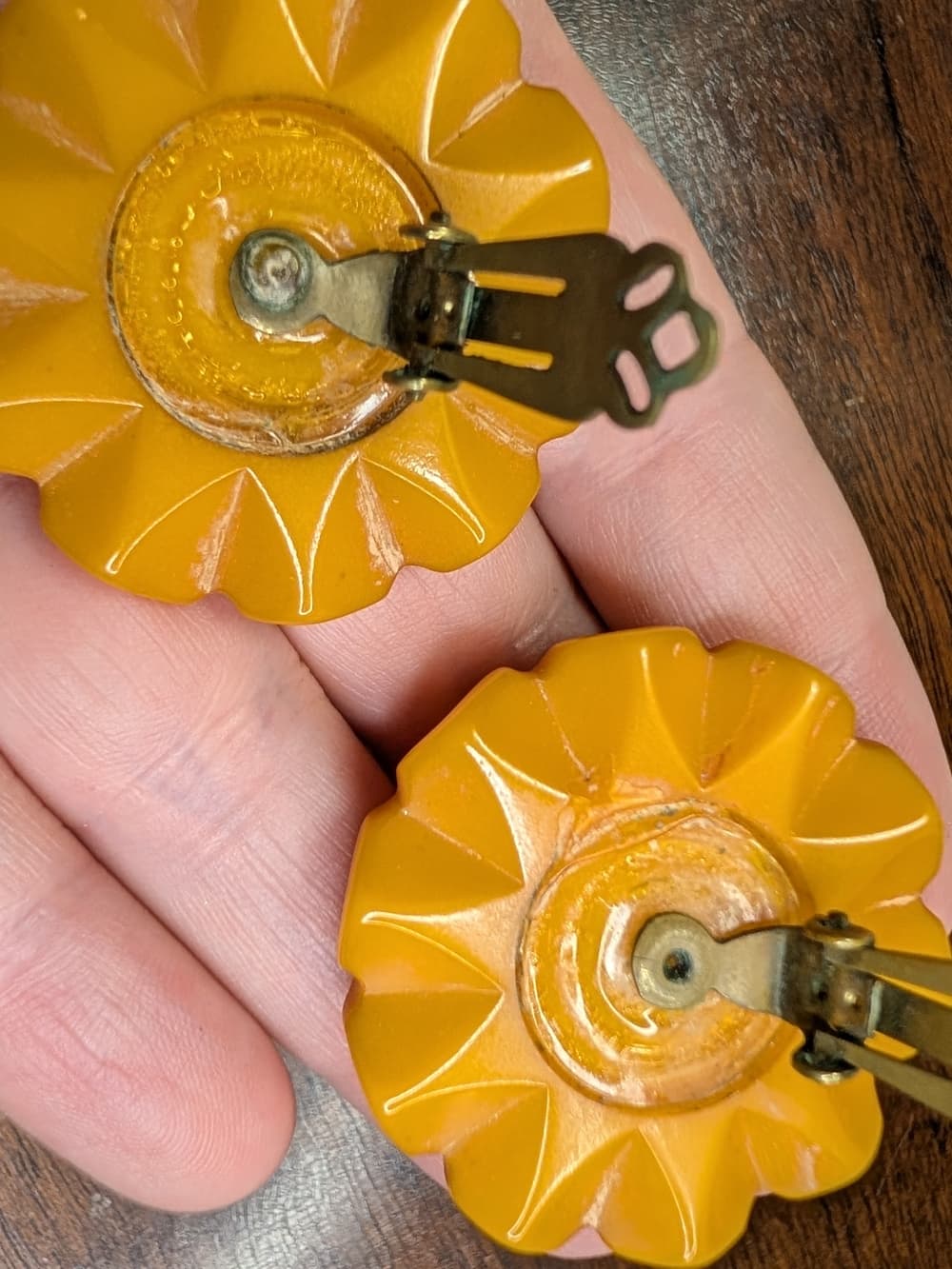 Bakelite Scalloped Edge Round Clip-On Earrings — Butterscotch Yellow - Thumbnail 6