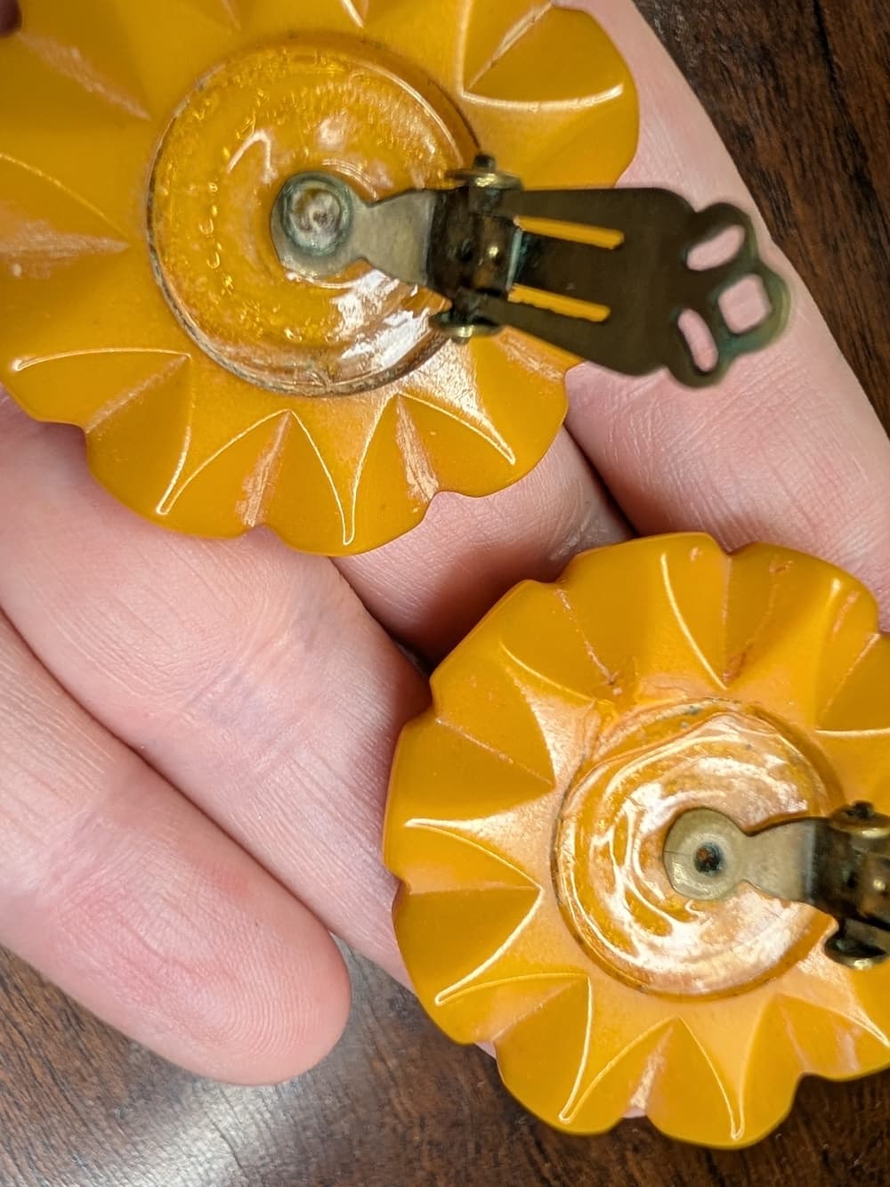 Bakelite Scalloped Edge Round Clip-On Earrings — Butterscotch Yellow - Thumbnail 7