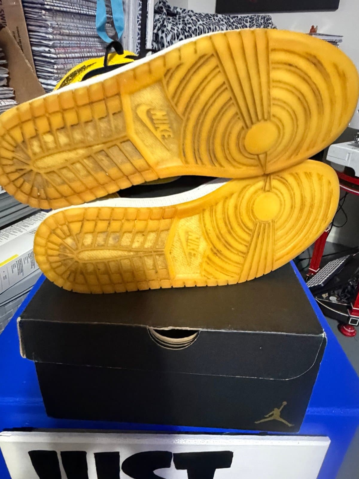 Air Jordan 1 Mid 'New Love' (Black/Varsity Maize) - Thumbnail 5