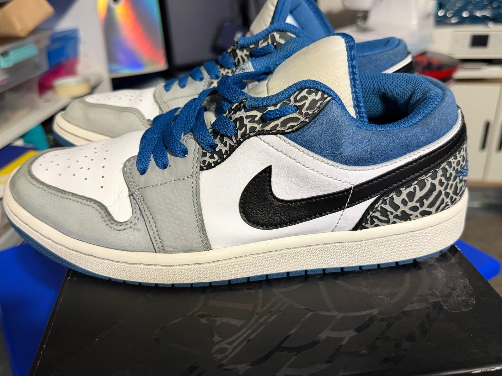 Nike Air Jordan 1 Low SE 'True Blue' - Thumbnail 4