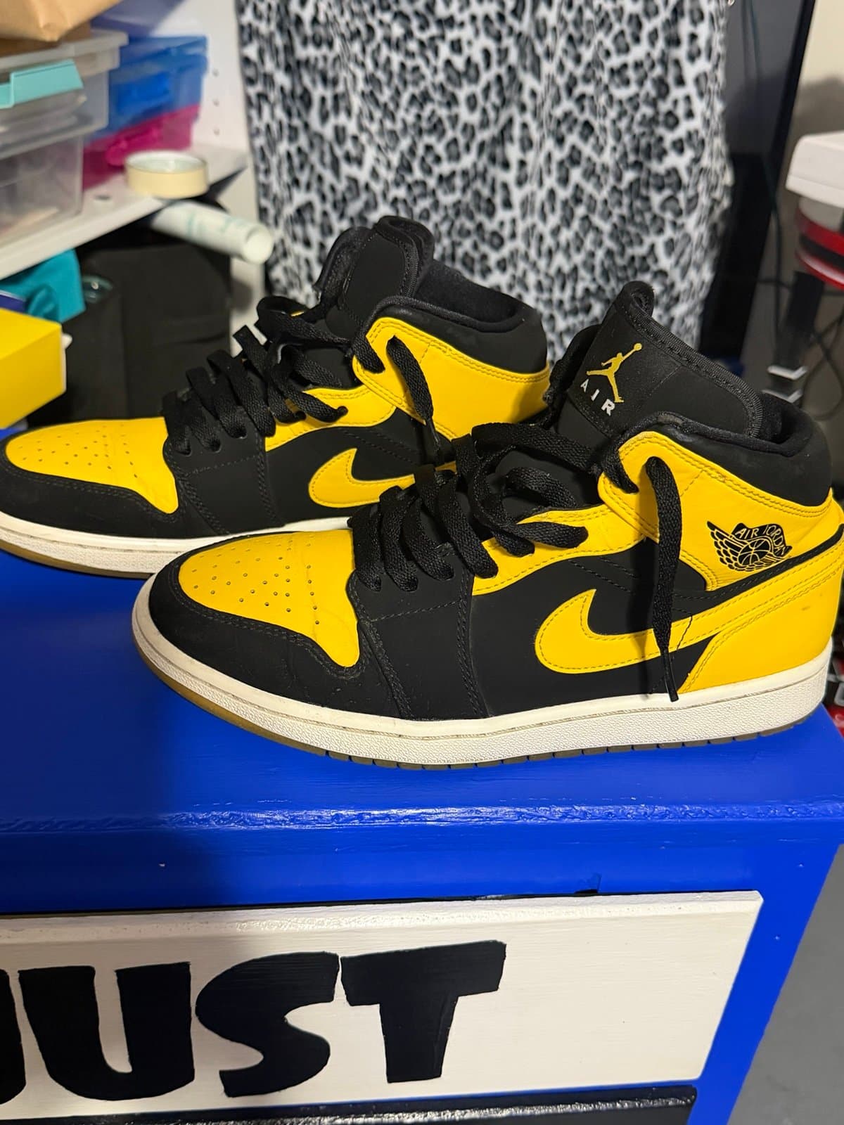 Air Jordan 1 Mid 'New Love' (Black/Varsity Maize) - Thumbnail 3