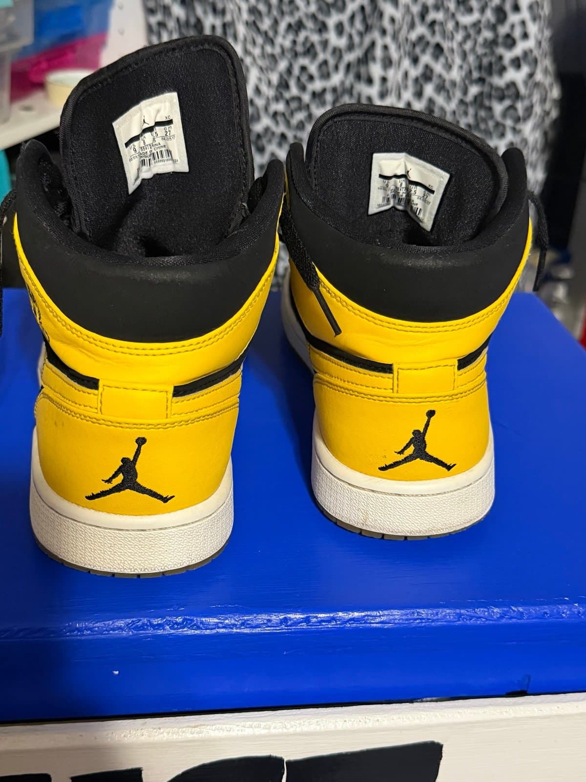 Air Jordan 1 Mid 'New Love' (Black/Varsity Maize) - Thumbnail 4