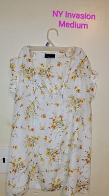 5 Peice bundle lot of medium clothes - Thumbnail 5