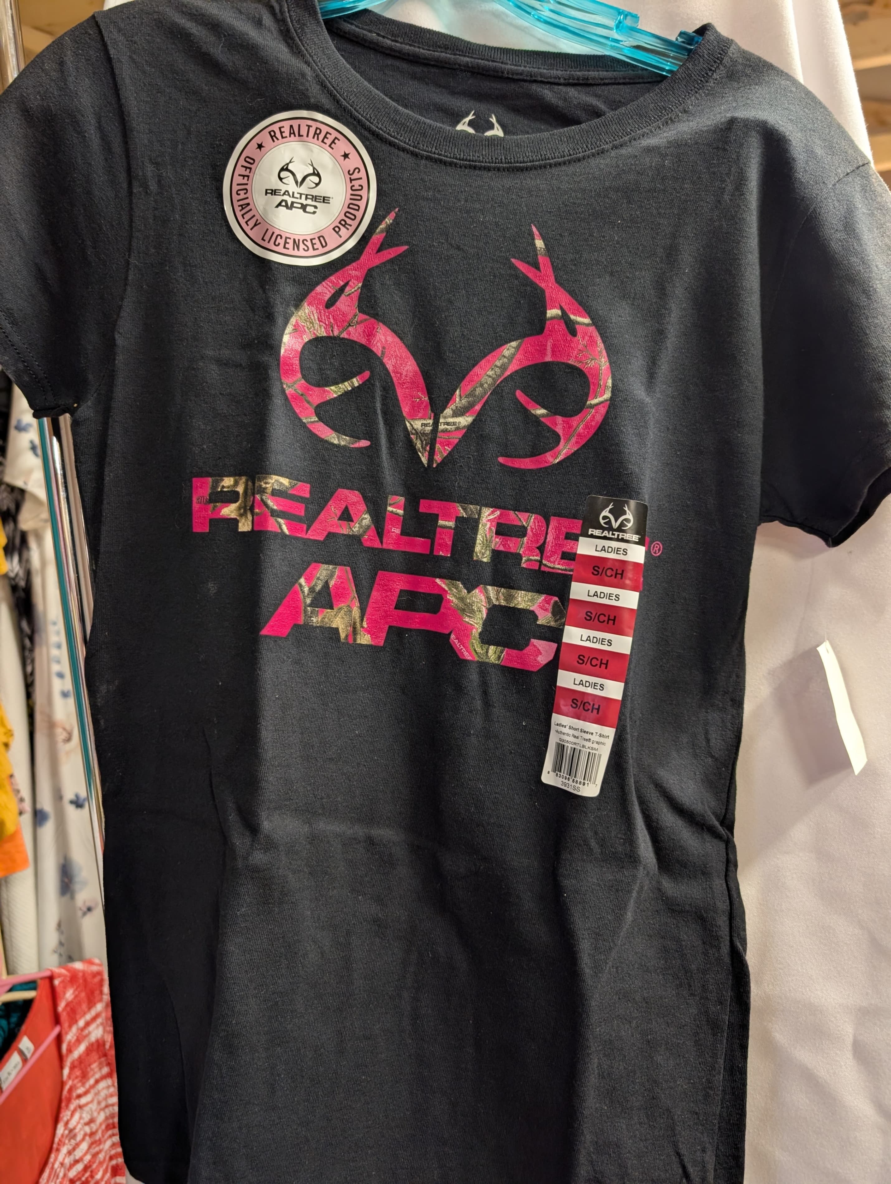 Realtree APC Women's T-Shirt Black Camo Logo