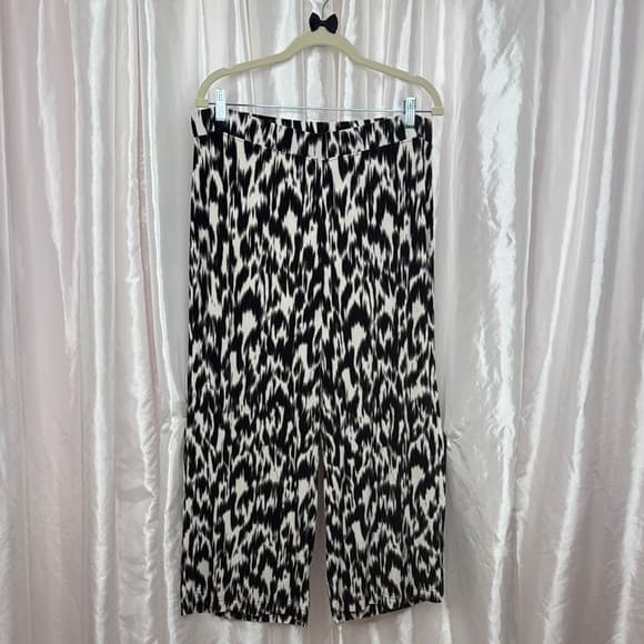 109. Chico’s Travelers Black & White Abstract Wide Leg Crop Pants Size 2 (12/14) - Thumbnail 5
