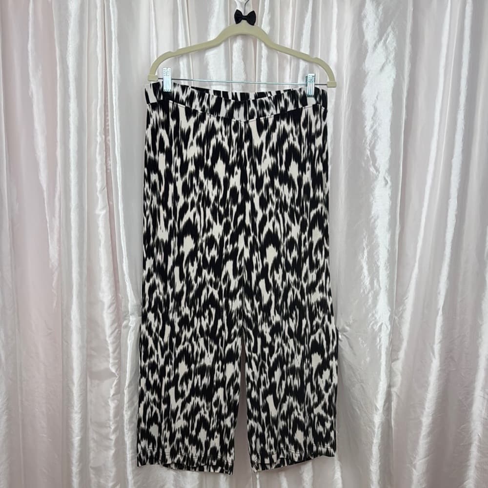 109. Chico’s Travelers Black & White Abstract Wide Leg Crop Pants Size 2 (12/14) - Thumbnail 4