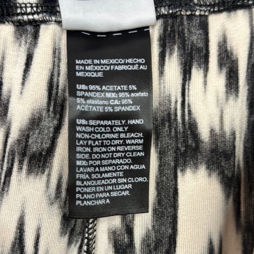109. Chico’s Travelers Black & White Abstract Wide Leg Crop Pants Size 2 (12/14) - Thumbnail 3