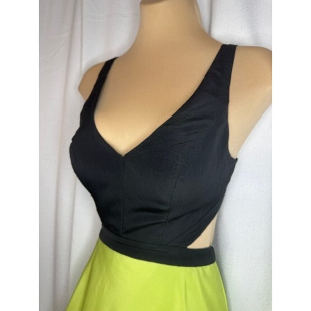 397. Guess by Marciano Black & Neon Green Cutout Fit & Flare Dress Size 2 - Thumbnail 3
