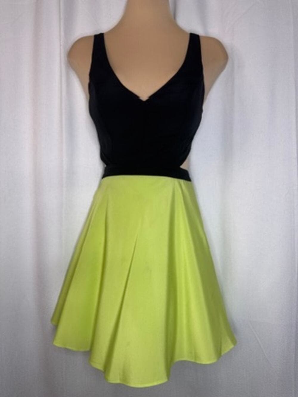 397. Guess by Marciano Black & Neon Green Cutout Fit & Flare Dress Size 2 - Thumbnail 10