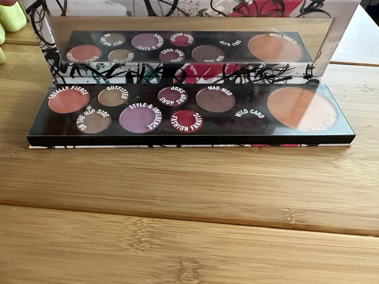 MAC Fashion Fanatic 8 Eyeshadow Highlighter Palette - Thumbnail 2