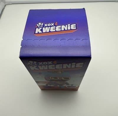 XOX KWEENIE Quirky Queens Doll & Case 2024 New SEALED. - Thumbnail 3