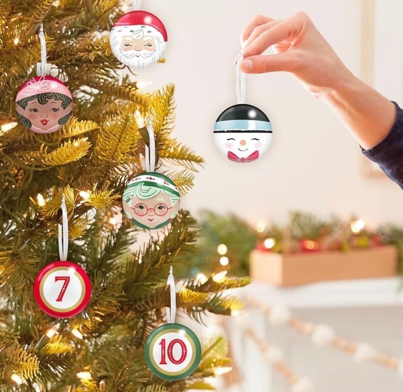 Hallmark Keepsake The North Pole's Countdown to Christmas Ornaments and Book Set - Thumbnail 6