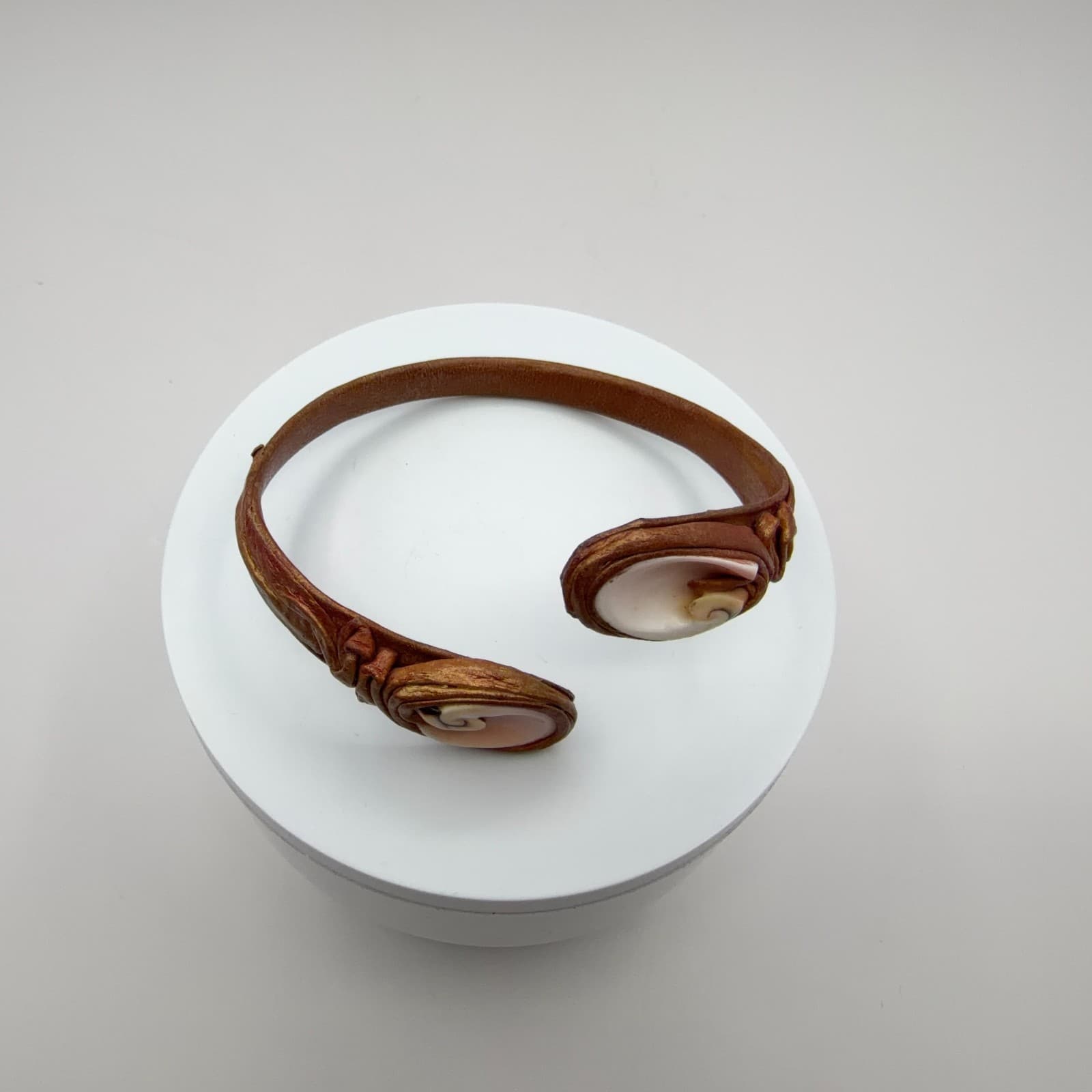 Vintage Brown Leather Cuff Bracelet Shell Inlay Open Bypass Torque Statement 90s - Thumbnail 7