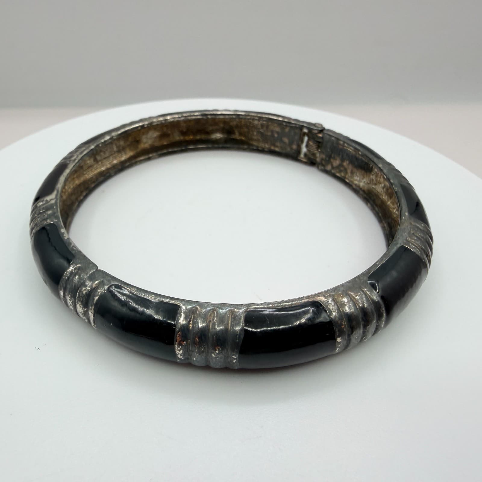 Vintage Silver Tone Clamper Bracelet Black Enamel Segmented Ribbed Hinged Bangle - Thumbnail 4