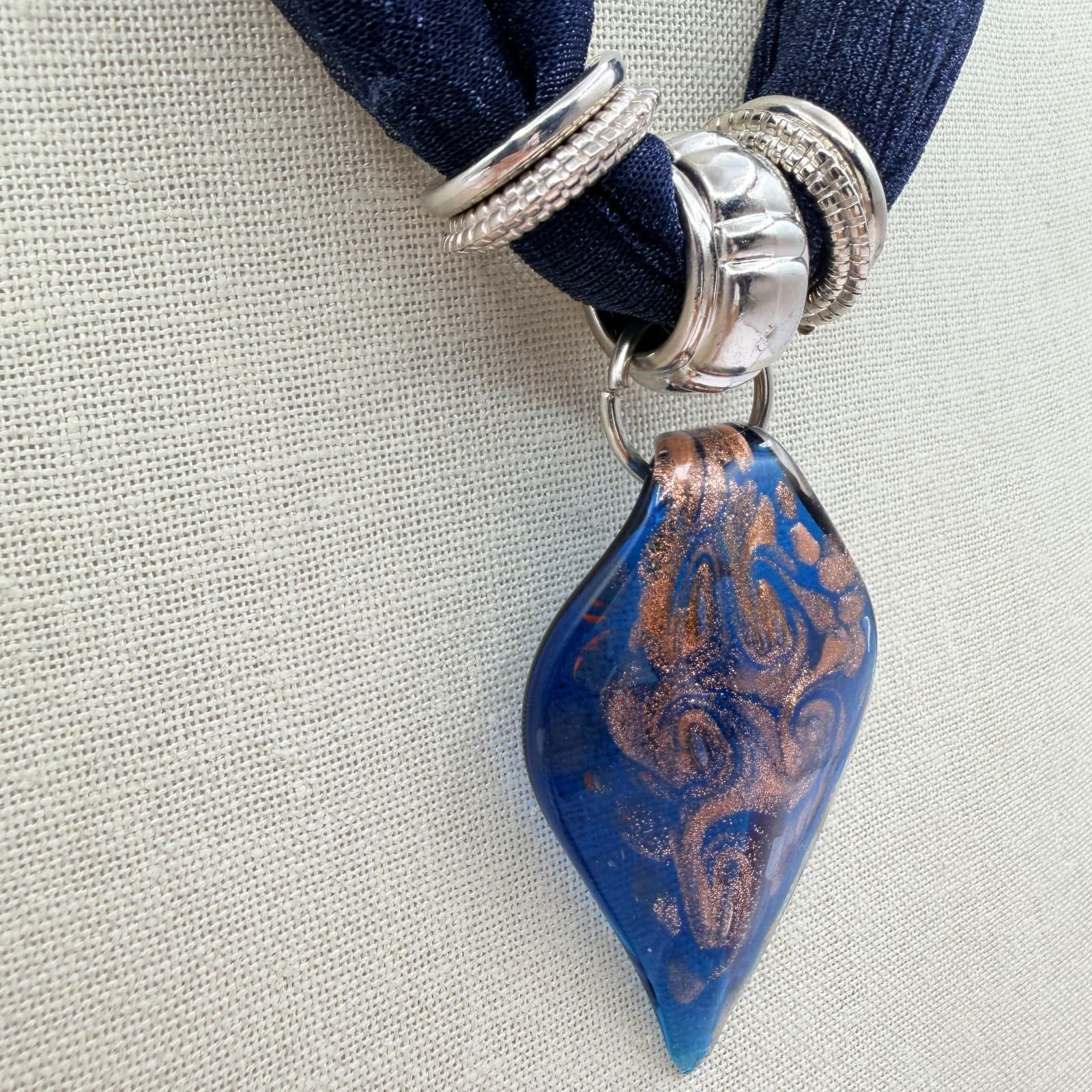 Vintage Silver Tone Blue Art Glass Pendant Necklace Navy Ribbon Scarf Choker 90s - Thumbnail 4