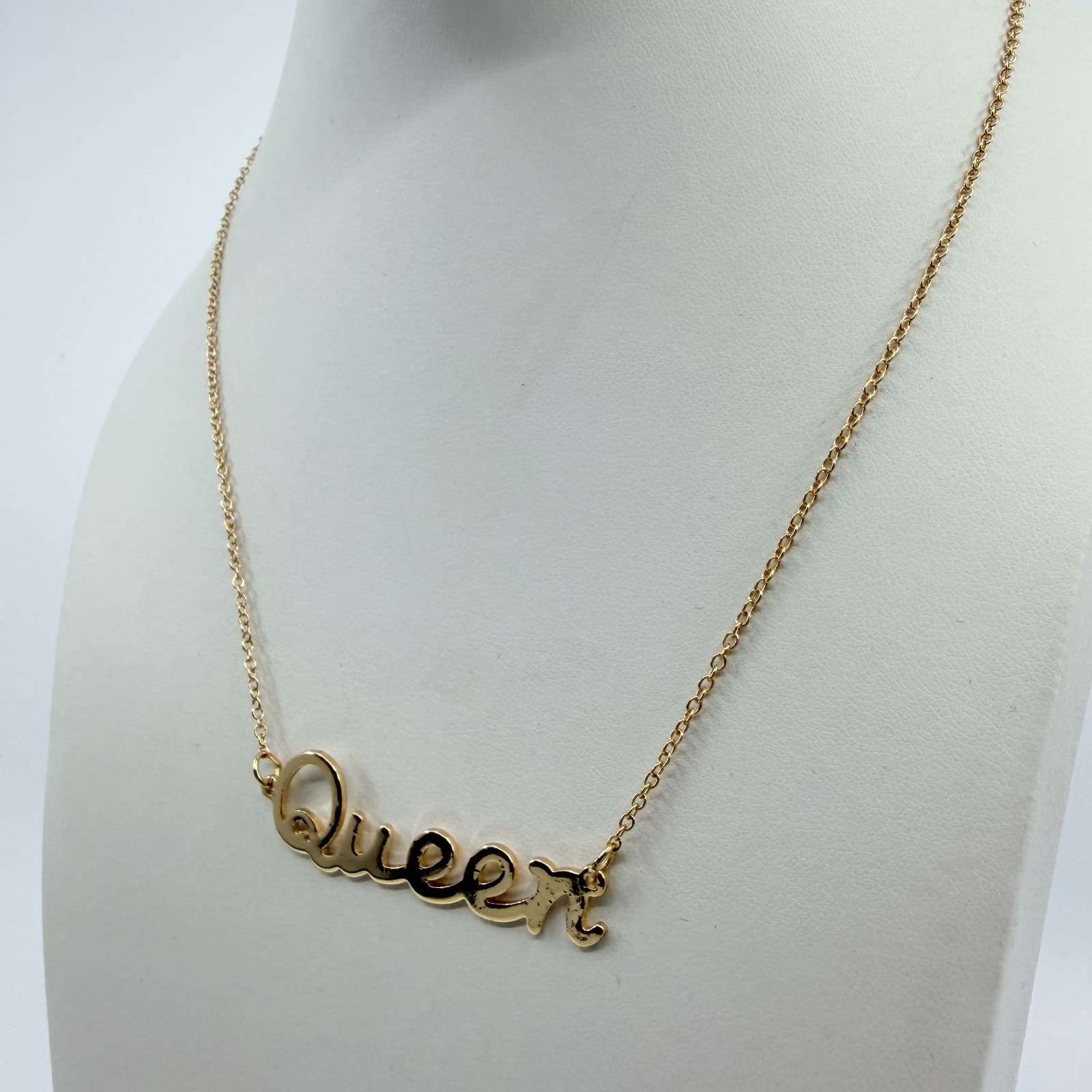 Vintage Gold Tone Queen Nameplate Necklace Script Pendant Delicate Dainty Y2K - Thumbnail 6